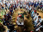 Indigenous people mourn Edwin Dagua during his funeral on December 9, 2018, in El Poblado, a rural village in the municipality of Caloto, Cauca department, Colombia. - Edwin Dagua, an indigenous leader on the Huellas reserve, was shot dead on December 7, 2018, after reporting that he had received death threats. (Photo by Luis ROBAYO / AFP)