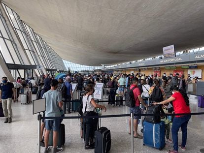Dezenas de passageiros no Aeroporto Internacional Dulles, em Washington, na Virgínia.