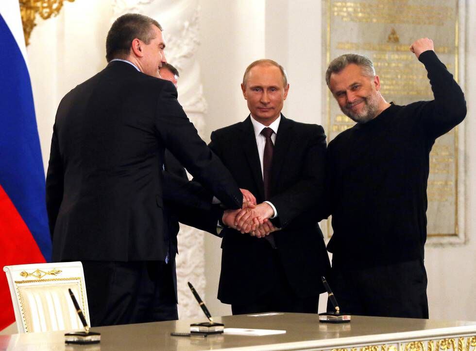 Putin rodeado de autoridades da Crimeia durante a assinatura do documento de adesão da península à Rússia, em 18 de março de 2014, no Kremlin, em Moscou.