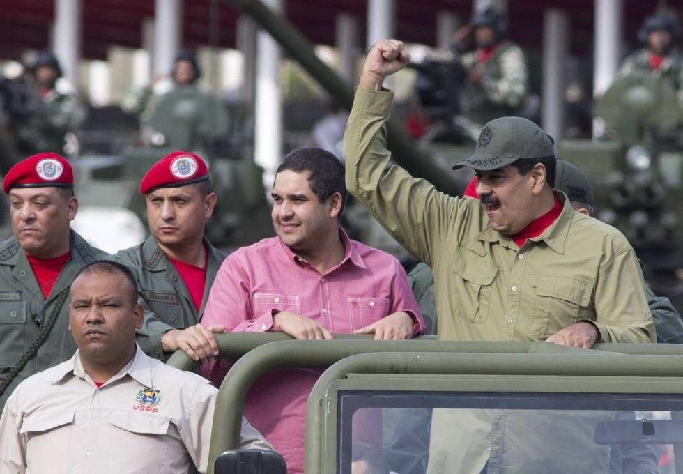 Nicolás Maduro Guerra, no centro, ao lado do pai. 