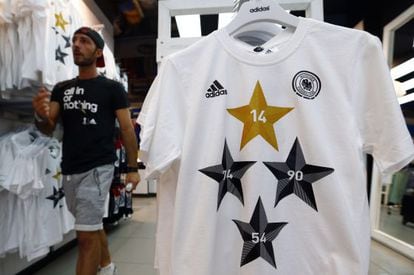 Camiseta da Adidas que comemora as quatro Copas conquistadas pela Alemanha.