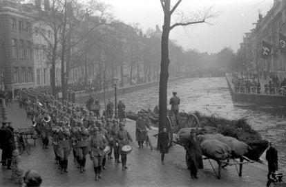 Fotografia tirada por Franz Anton Stapf de um desfile nazista em Amsterdã, 15 de fevereiro de 1941.