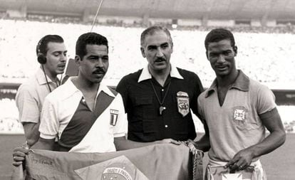 Didi com a camisa do Brasil contra o Peru no Maracanã, em 1957, quando a seleção venceu com gol dele e se classificou para a Copa da Suécia.