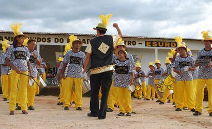 Mestre Joviano comanda a bateria da Escola de Samba Unidos do Roçado de Dentro