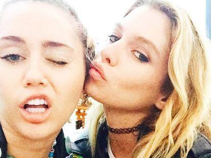 Miley Cyrus e Stella Maxwell, em um 'selfie' publicado no perfil de Instagram da cantora.