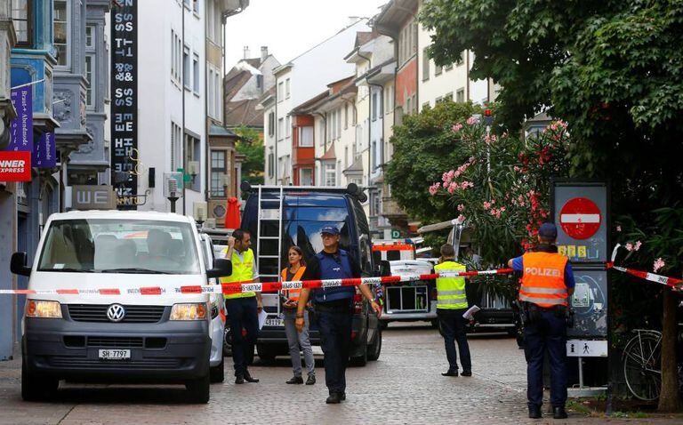 Polícia suíça isola local onde homem atacou pedestres em Schaffhausen com uma motosserra.