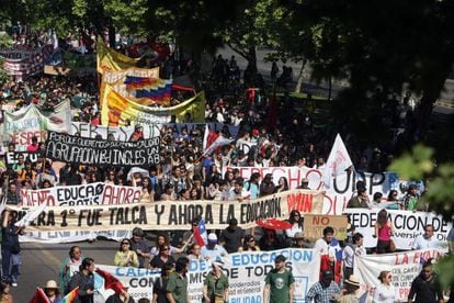 Centenas de manifestantes em uma passeata estudantil no Chile.