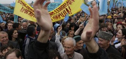 Tártaros da Crimeia se manifestam em Simferopol.
