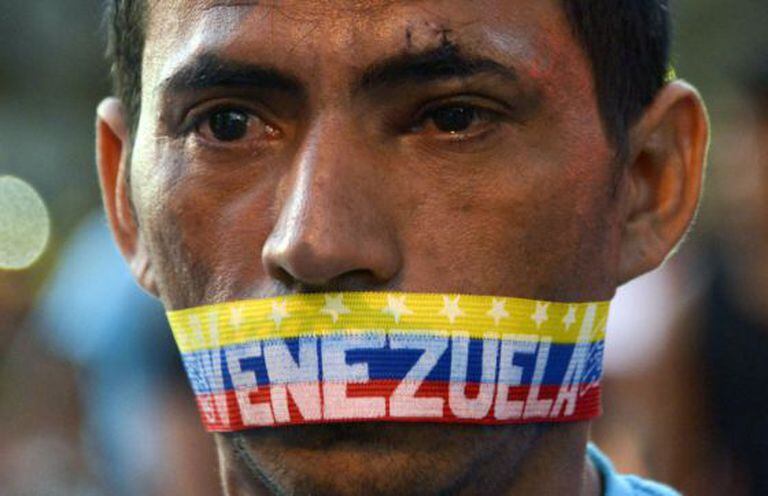 Um homem em um dos protestos de 23 de fevereiro em Caracas.