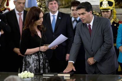 Jorge Capitanich jura o cargo ao lado da presidenta Cristina Kirchner.