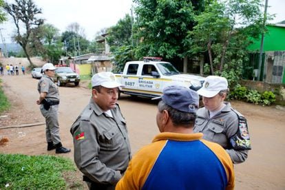 Equipe da patrulha no Rio Grande do Sul conversa com morador.