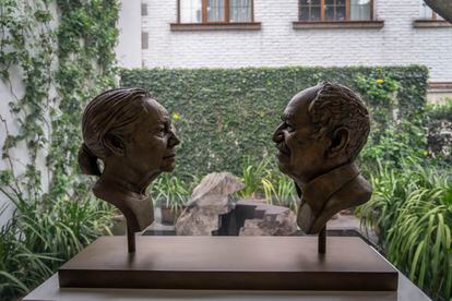 Uma escultura de Gabriel García Márquez e sua esposa, em seu estúdio na capital mexicana.