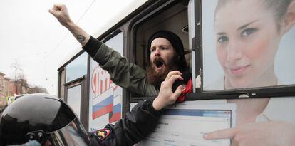 Um opositor é preso durante uma marcha não autorizada para comemorar o centenário da revolução, na segunda-feira, em São Petersburgo.