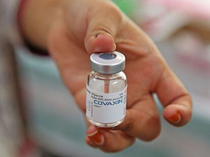 Recipiente com dose da vacina indiana Covaxin em Bangalore, Índia, no dia 14 de junho.