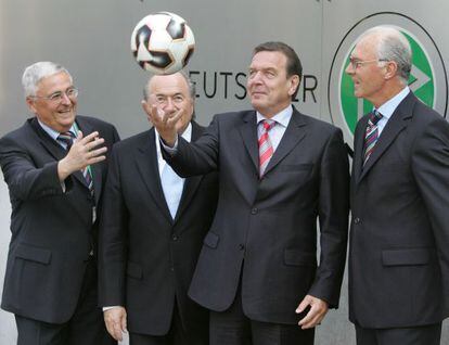 Gerhard Schröder brinca com uma bola de futebol diante de Theo Zwanziger (e), Joseph Blatter (2e) e Franz Beckenbauer (d).