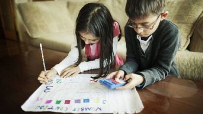 Umas crianças aprendem a fazer contas com um jogo de matemáticas.