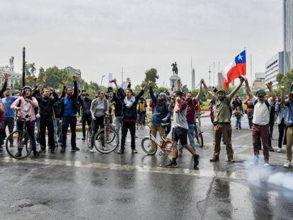 Alguns dos manifestantes neste sábado em Santiago de Chile. No vídeo, entenda os motivos dos protestos.