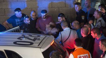 A polícia prende Raed Jalil Ben Mahmud, em Tel Aviv.