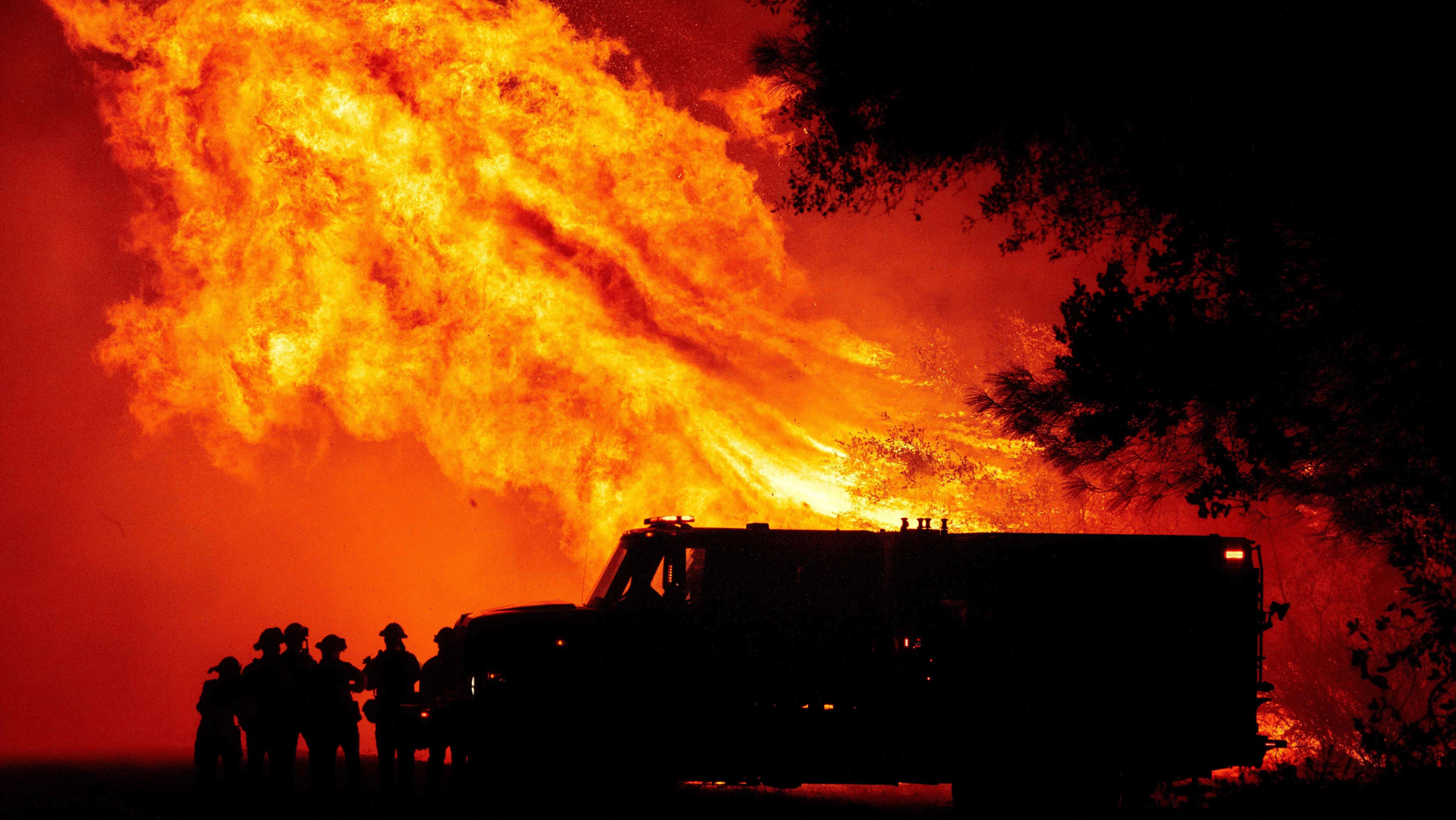 Bombeiros trabalham no incêndio florestal de Oroville, na Califórnia. 