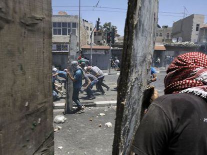 Distúrbios depois do funeral do jovem palestino assassinado.