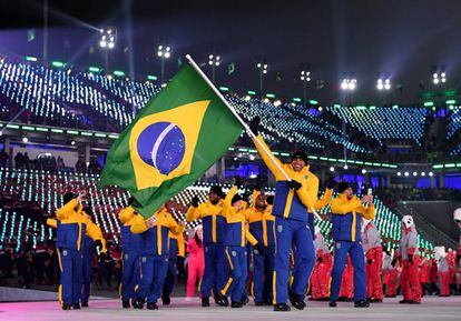 Atletas da delegação brasileira levam a bandeira do Brasil na cerimônia de abertura das Olimpíadas de Inverno em Pyeongchang, na Coreia do Sul, nesta sexta-feira, 9 de fevereiro.
