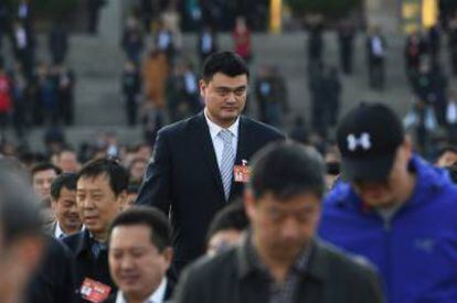 O ex-astro do NBA Yao Ming, rodeado de compatriotas (com cabelo), a caminho do Congresso Nacional em Pequim, em março de 2017.