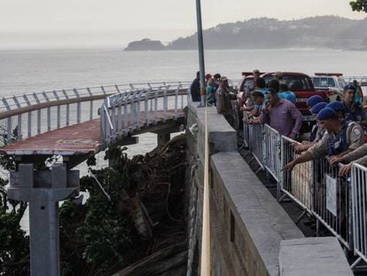 Ciclovia Tim Maia, no Rio, desabou na quinta-feira após ser atingida por uma onda.
