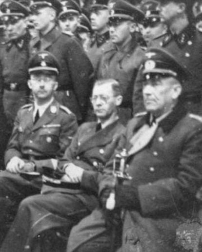 Heinrich Himmler, primeiro sentado à esquerda, em visita à Noruega em 1942.