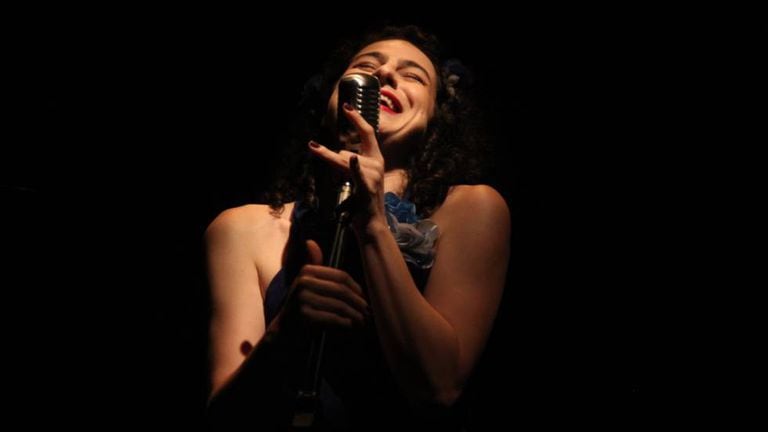 A atriz e cantora Natália Quadros, idealizadora do 'Cabaré ao Revés'.