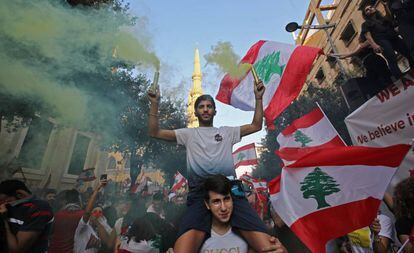 Manifestantes libaneses durante um protesto para exigir melhores condições de vida, nesta segunda-feira, em Beirute.