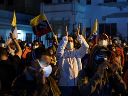 Apoiadores do candidato Andrés Arauz festejam os resultados em Quito, na madrugada desta segunda-feira.