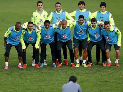 Seleção brasileira posa durante treino para pegar o Chile.