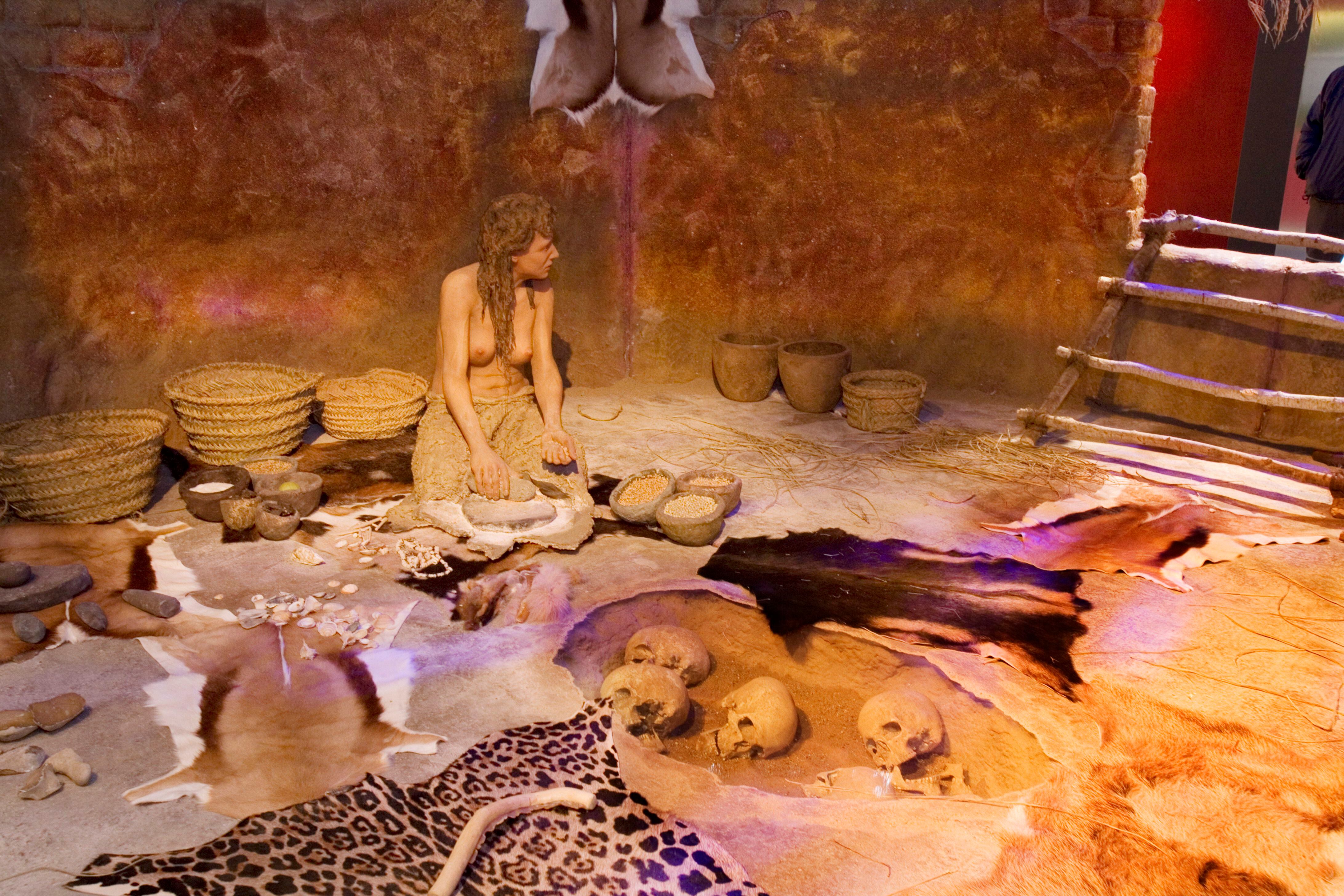 Recriação de una casa pré-histórica da exposição ‘Neolítico. De nômades a sedentários’. 