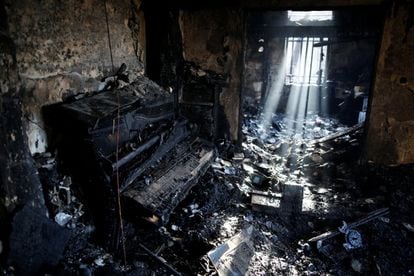 Interior de uma casa incendiada.