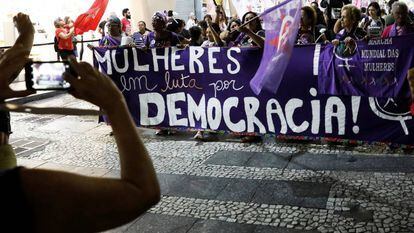 Grupo de mulheres se manifesta contra Bolsonaro.