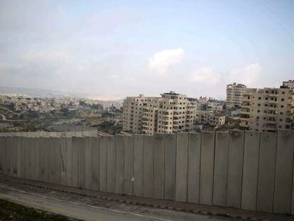 Muro de separação erguido por Israel.
