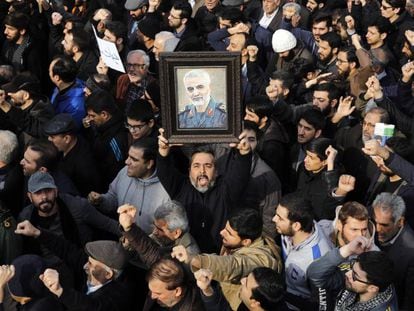Iranianos protestam em Teerã contra ataque que matou o general Soleimani.