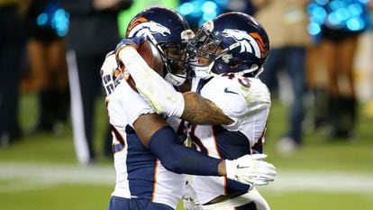 Stewart e Ward, dos Broncos, comemoram durante a partida.