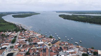 Vista aérea da cidade de Piaçabuçu, Alagoas, que fica na foz do Rio São Francisco.