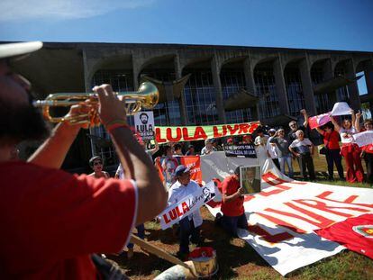 Apoiadores do ex-presidente Lula protestam nesta segunda-feira contra Sergio Moro em frente ao Ministério da Justiça, em Brasília.