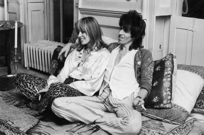 Keith Richards e Anita Pallenberg em sua casa de Londres em 1969.