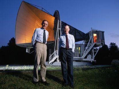 Arno Penzias (esquerda) e Robert Wilson, em 1993, em frente à antena dos laboratórios Bell com a qual descobriram, em 1964, a radiação cósmica de fundo.