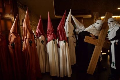 Penitentes na Semana Santa de Calahorra, na Espanha, na quarta-feira.