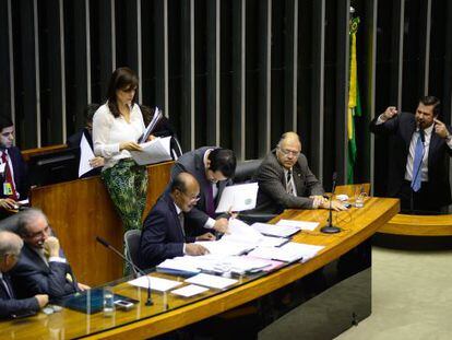 Sampaio discursa enquanto Cunha conversa, no dia 11.