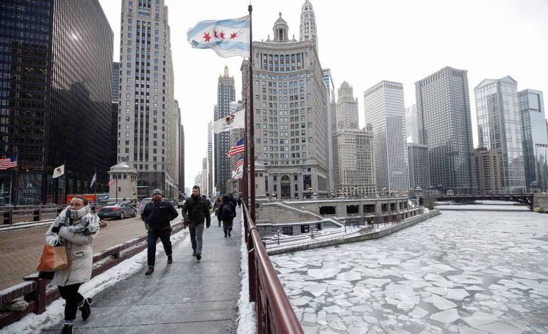 Pessoas caminham nesta terça-feira por Chicago durante a onda de frio polar