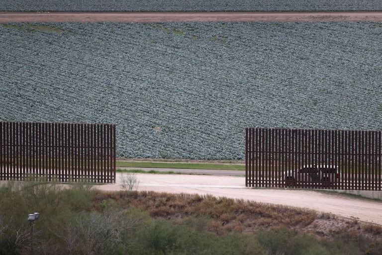 Cerca na fronteira entre EUA e México em McAllen, Texas.