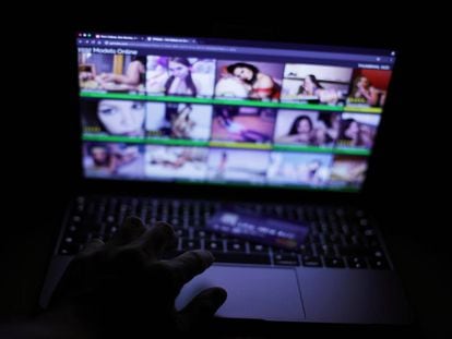 Um usuário navega por páginas pornográficas de garotas com webcam em Londres.