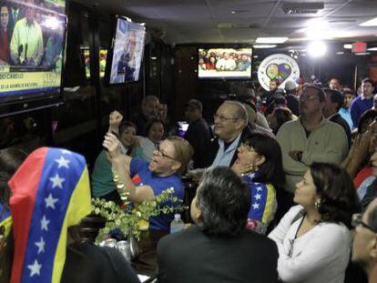 Cidadãos venezuelanos em restaurante em Doral, Flórida.