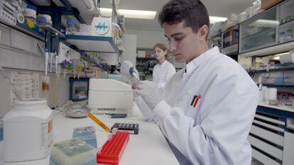 Pesquisadores do Centro Nacional de Biotecnologia (CNB-CSIC) da Espanha, em março.