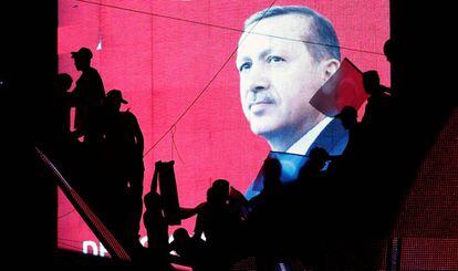 Apoiadores de Erdogan diante de tel&atilde;o.